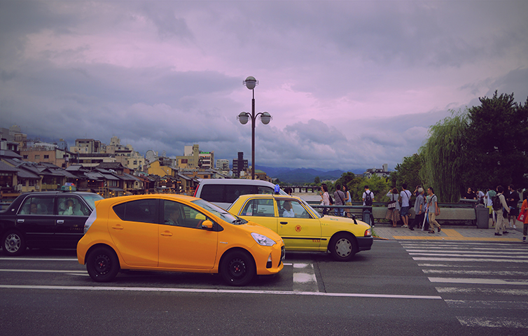 1623134652114539.jpg Canva - 在斑馬線上等待的汽車(chē) cars waiting at zebra crossing.jpg