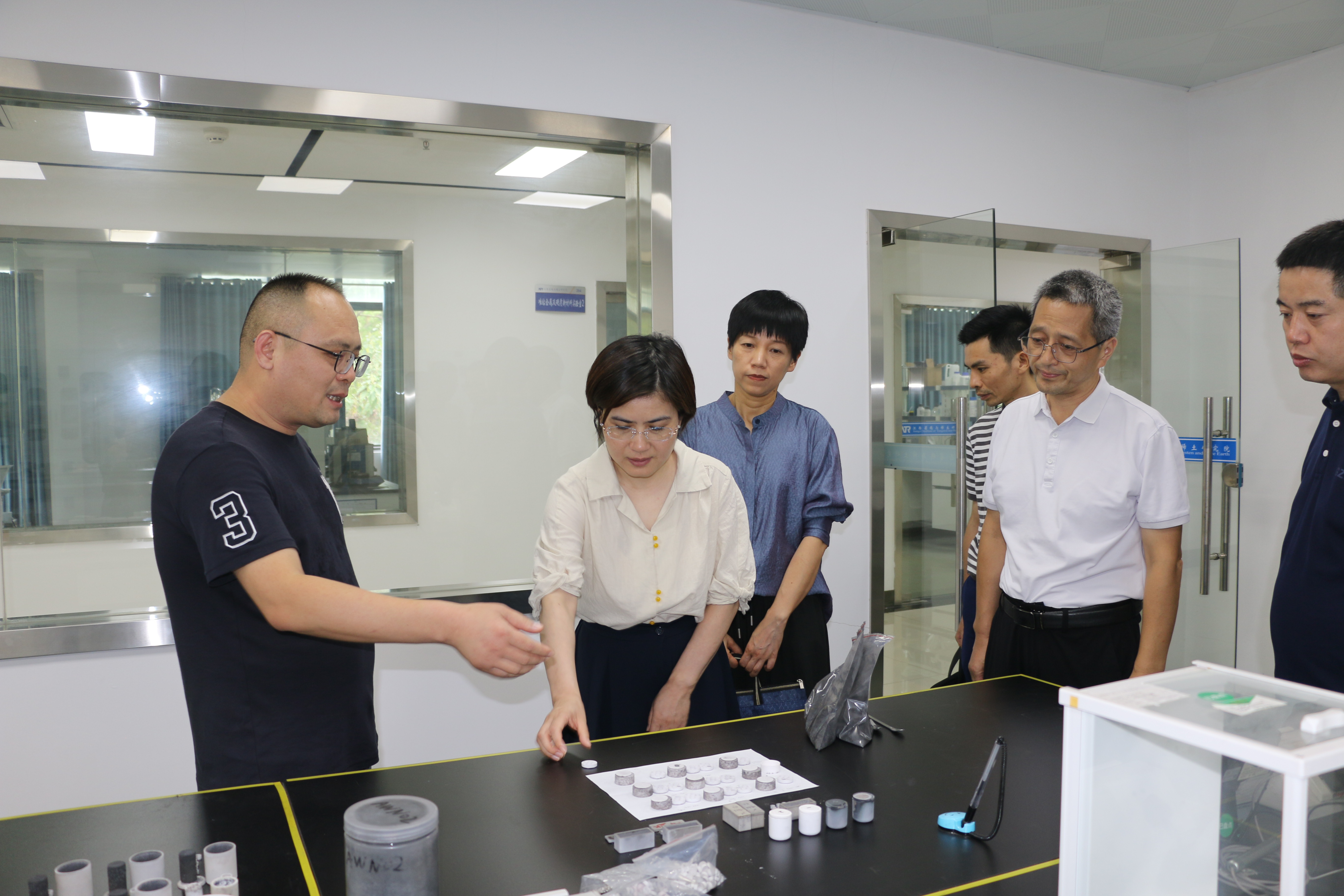 江西省檢驗檢測認證總院副院長吳小草一行蒞臨省鎢與稀土質(zhì)檢中心參觀調(diào)研